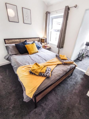 'Number 11' Central Colchester - Super Convenient 2 x Double Bed 1 x Single Bed Cottage PLUS Office & Garden, 8 min walk Nth Station & Town Ctr, 2 min walk local shops & restaurants, Colchester